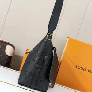 louis-vuitton-lv-carryall-mm-black thumbnail 5