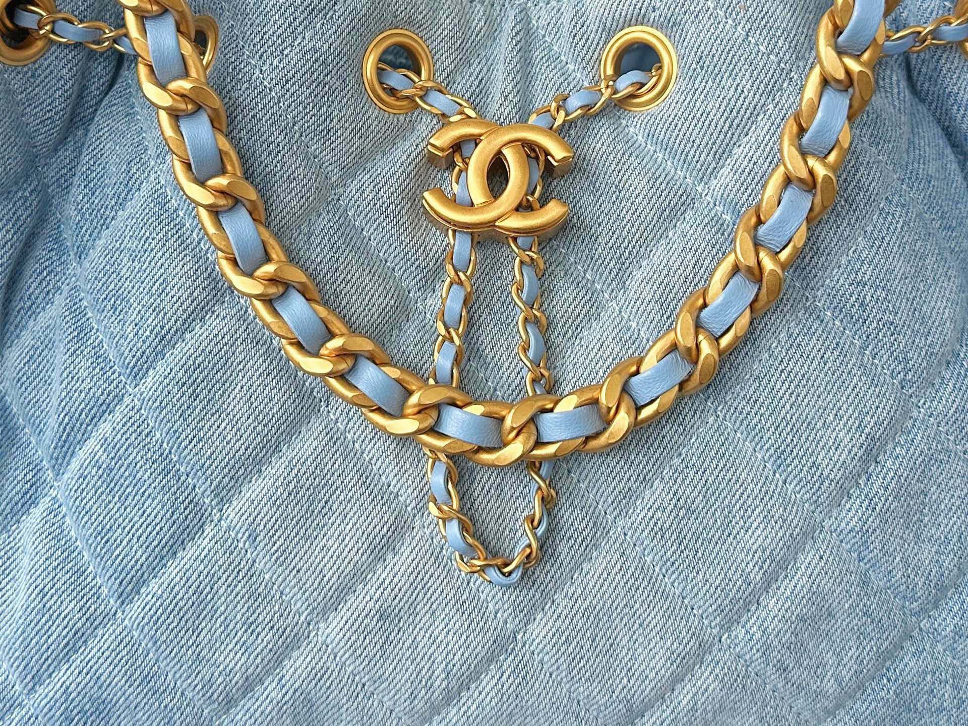 chanel-25-handbag-washed-denim-gold-tone-metal-denim thumbnail 9