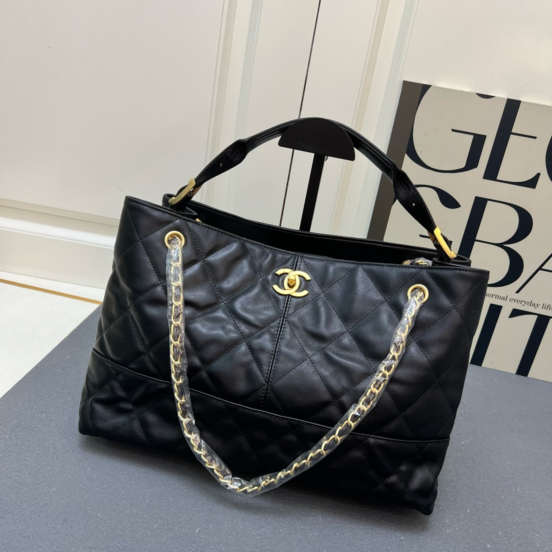 chanel-metiers-dart-shopping-bag-calfskin thumbnail 2