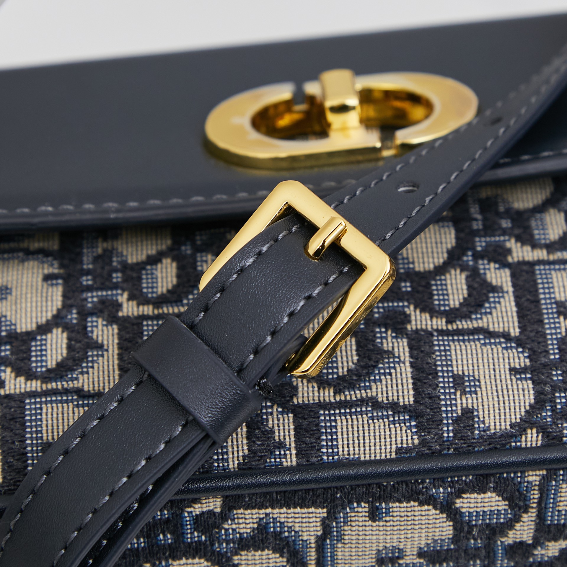 dior-saddle-blue-chain-pouch-bag thumbnail 9