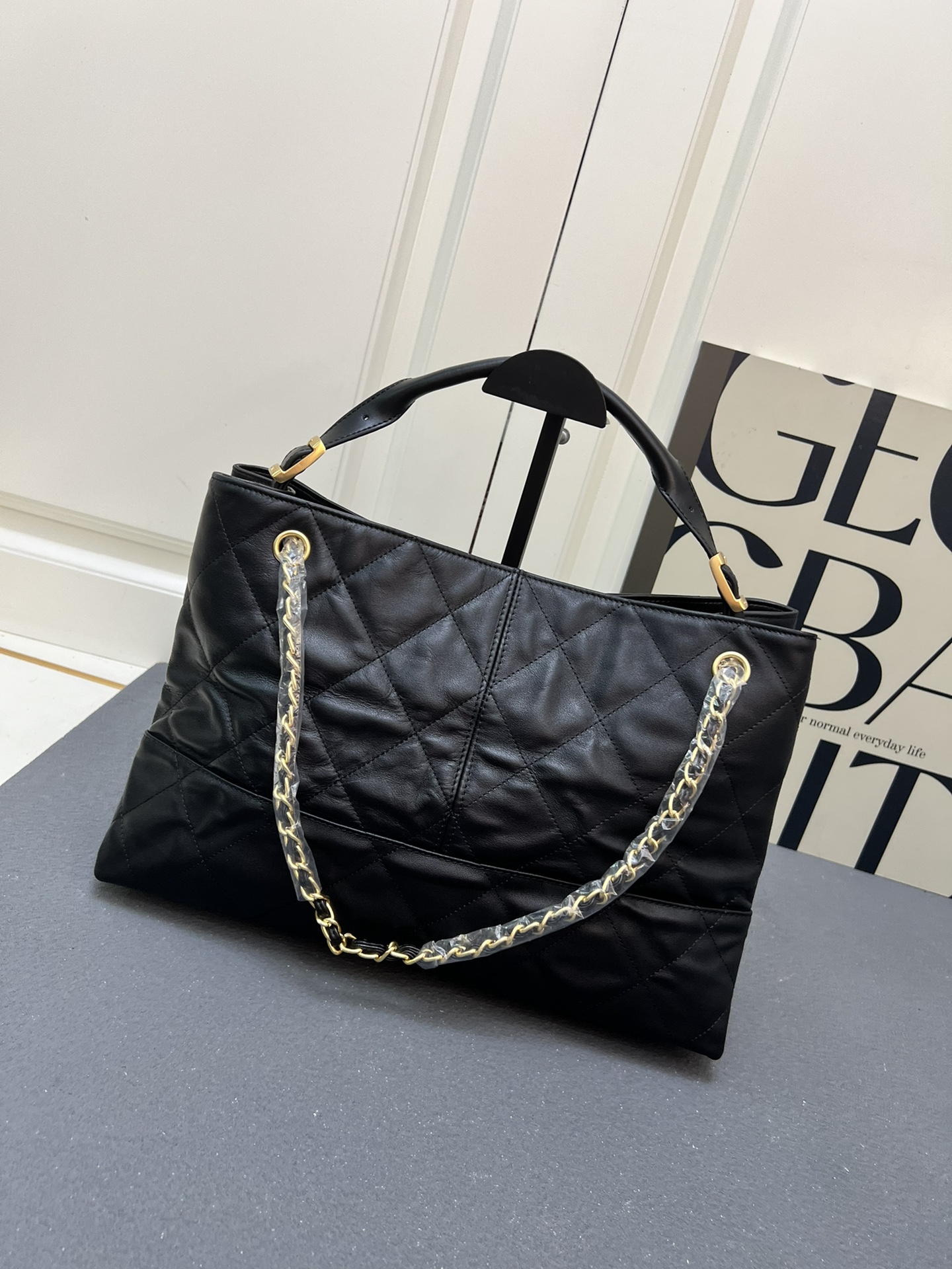 chanel-metiers-dart-shopping-bag-calfskin thumbnail 4