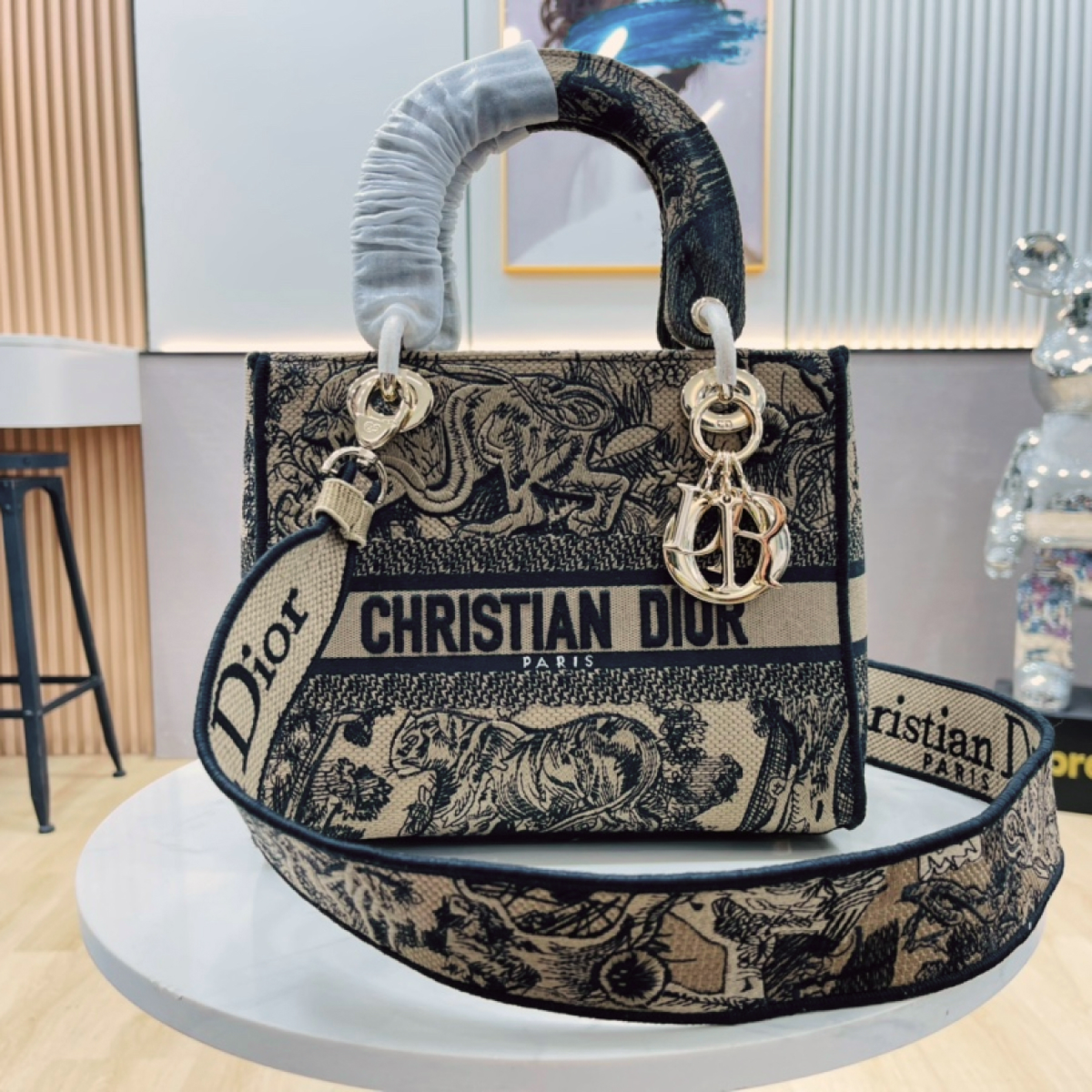 dior-medium-lady-dior-bag thumbnail 2