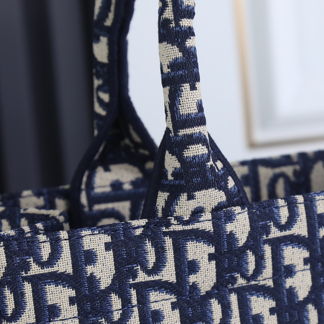 dior-book-tote-medium-bag thumbnail 9