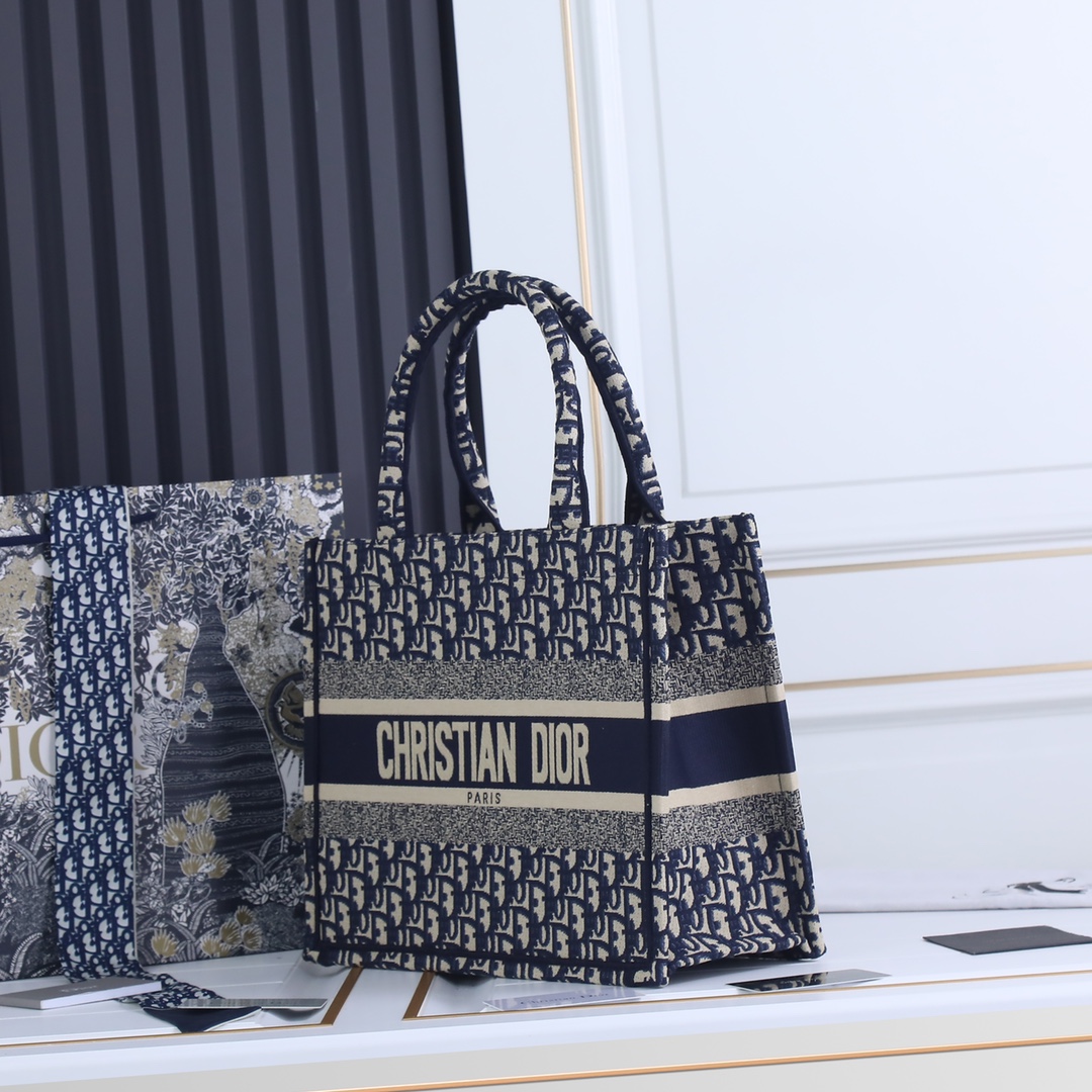 dior-book-tote-medium-bag thumbnail 4