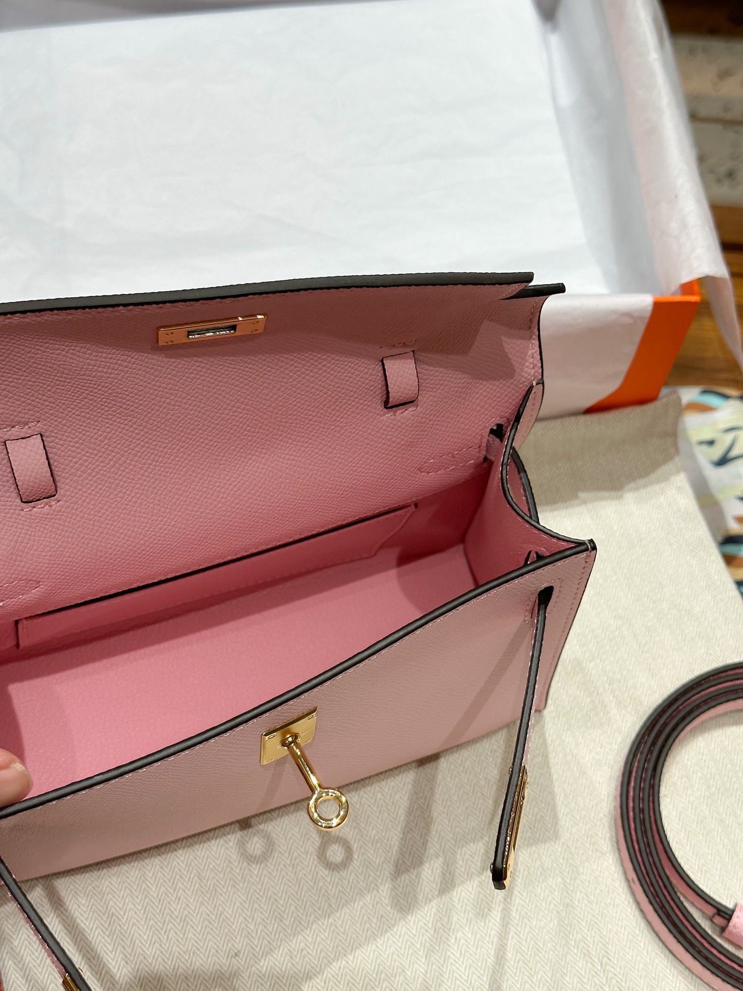 hermes-kelly-mini-1st-kelly-pochette-generation-epsom-palm-leather-pink thumbnail 7