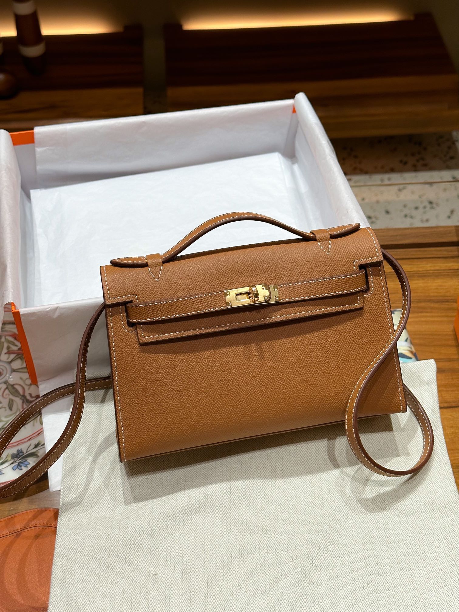hermes-kelly-mini-1st-kelly-pochette-generation-epsom-palm-leather-golden-brown thumbnail 4