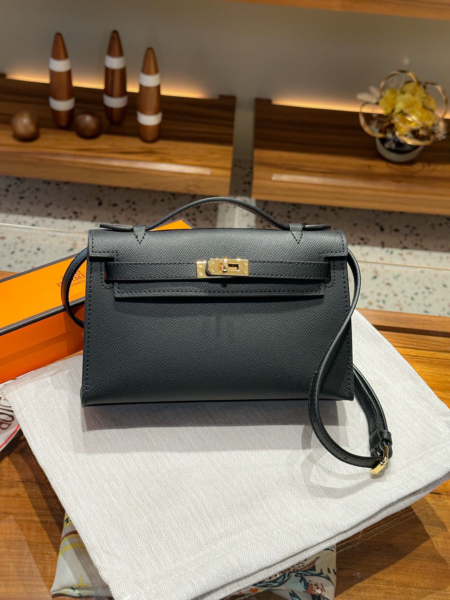hermes-kelly-mini-1st-kelly-pochette-generation-epsom-palm-leather-black-2 thumbnail 8