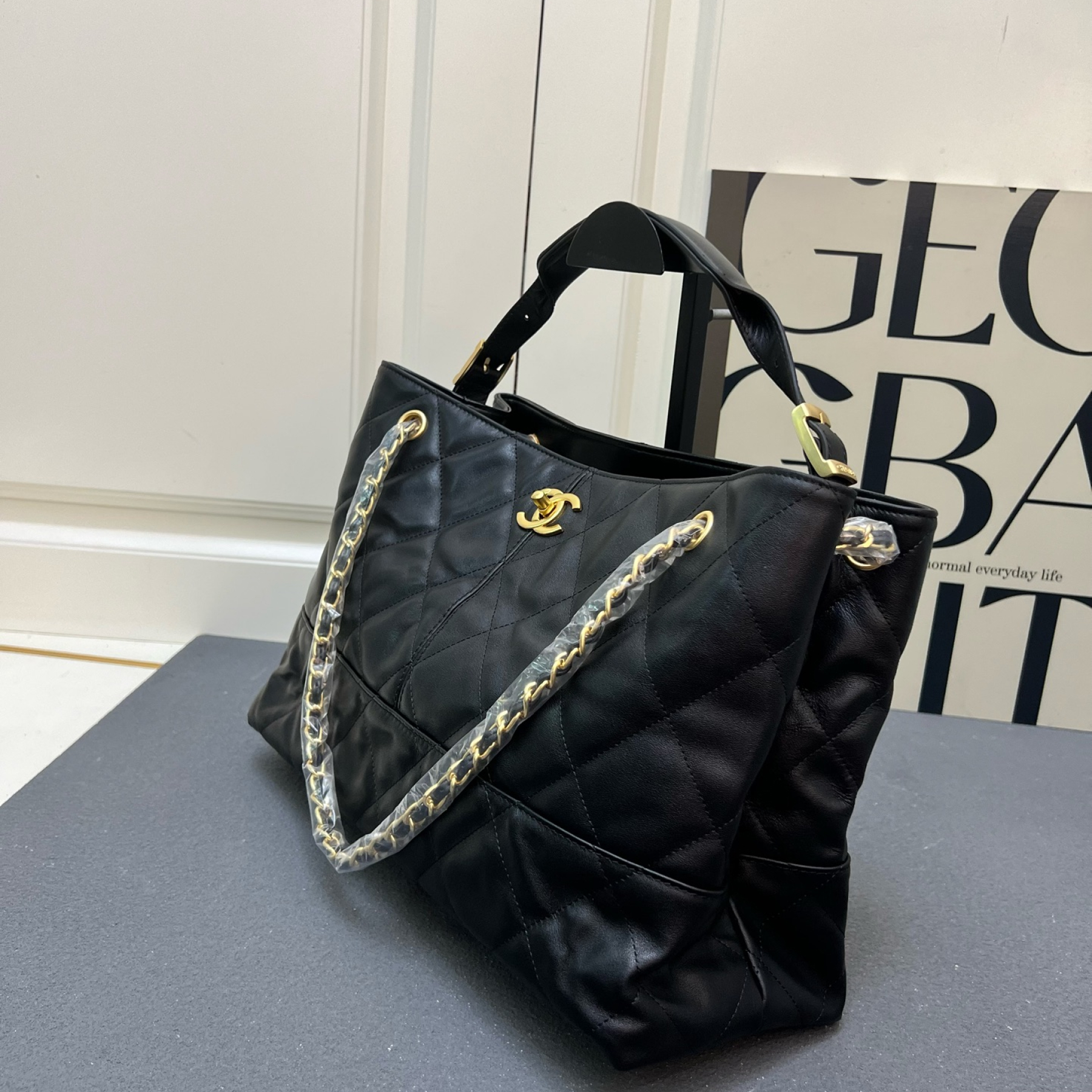 chanel-metiers-dart-shopping-bag-calfskin thumbnail 3