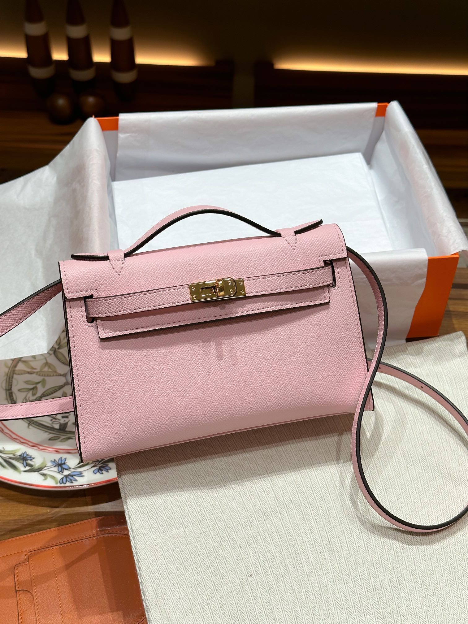 hermes-kelly-mini-1st-kelly-pochette-generation-epsom-palm-leather-pink thumbnail 4